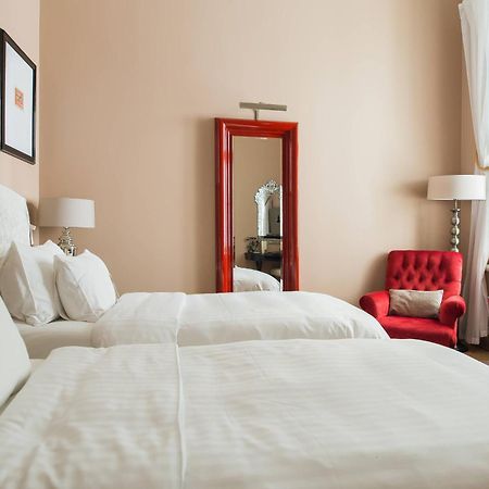 Hotel Telegraaf, Autograph Collection Tallinn Bagian luar foto A room at the hotel