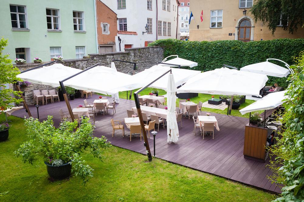 Hotel Telegraaf, Autograph Collection Tallinn Bagian luar foto The garden of the hotel
