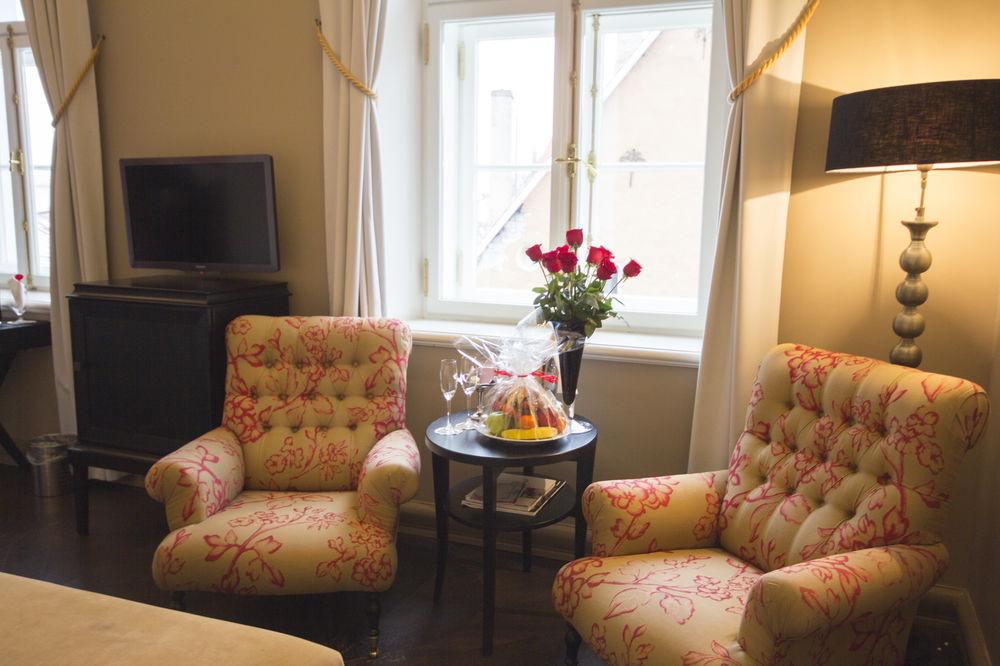 Hotel Telegraaf, Autograph Collection Tallinn Bagian luar foto A room at the hotel