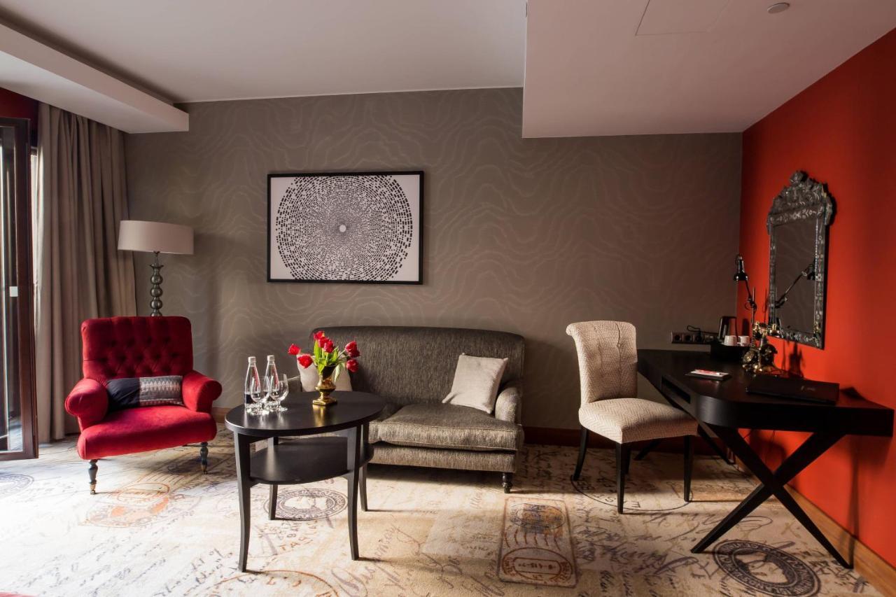 Hotel Telegraaf, Autograph Collection Tallinn Bagian luar foto A suite at the hotel