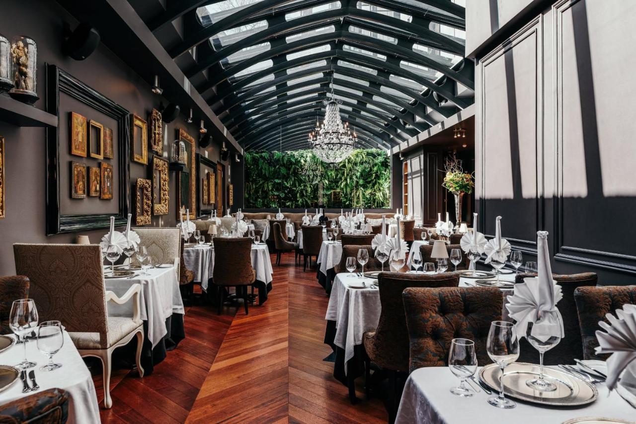 Hotel Telegraaf, Autograph Collection Tallinn Bagian luar foto The interior of the restaurant