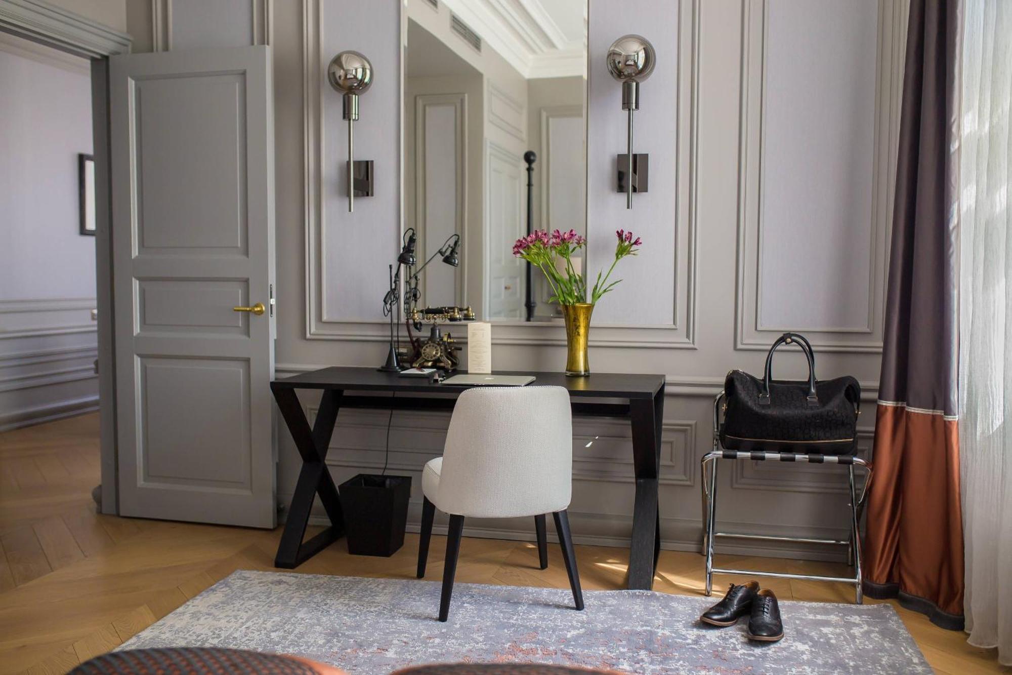 Hotel Telegraaf, Autograph Collection Tallinn Bagian luar foto A room in the hotel