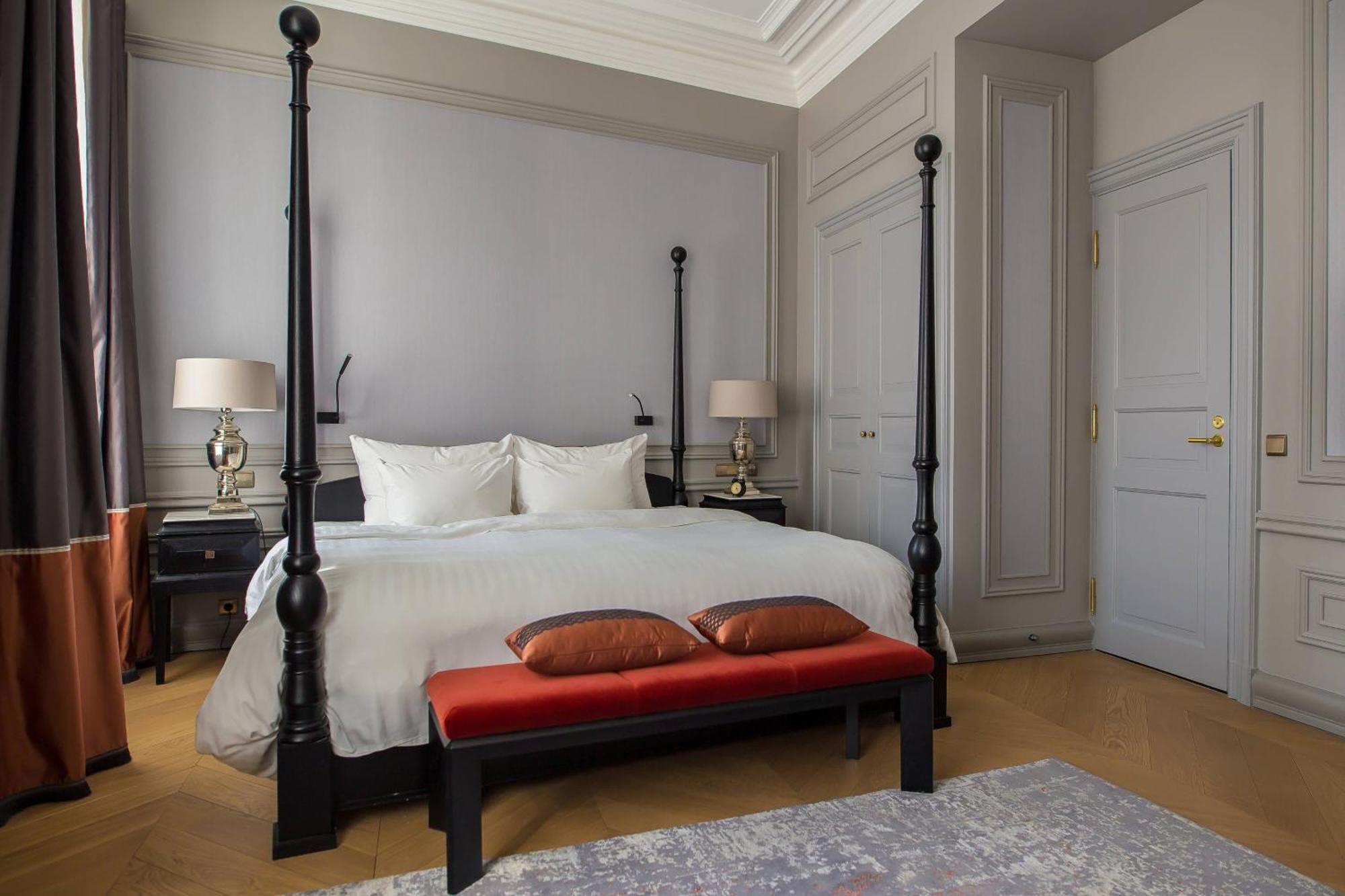 Hotel Telegraaf, Autograph Collection Tallinn Bagian luar foto A bedroom at the hotel