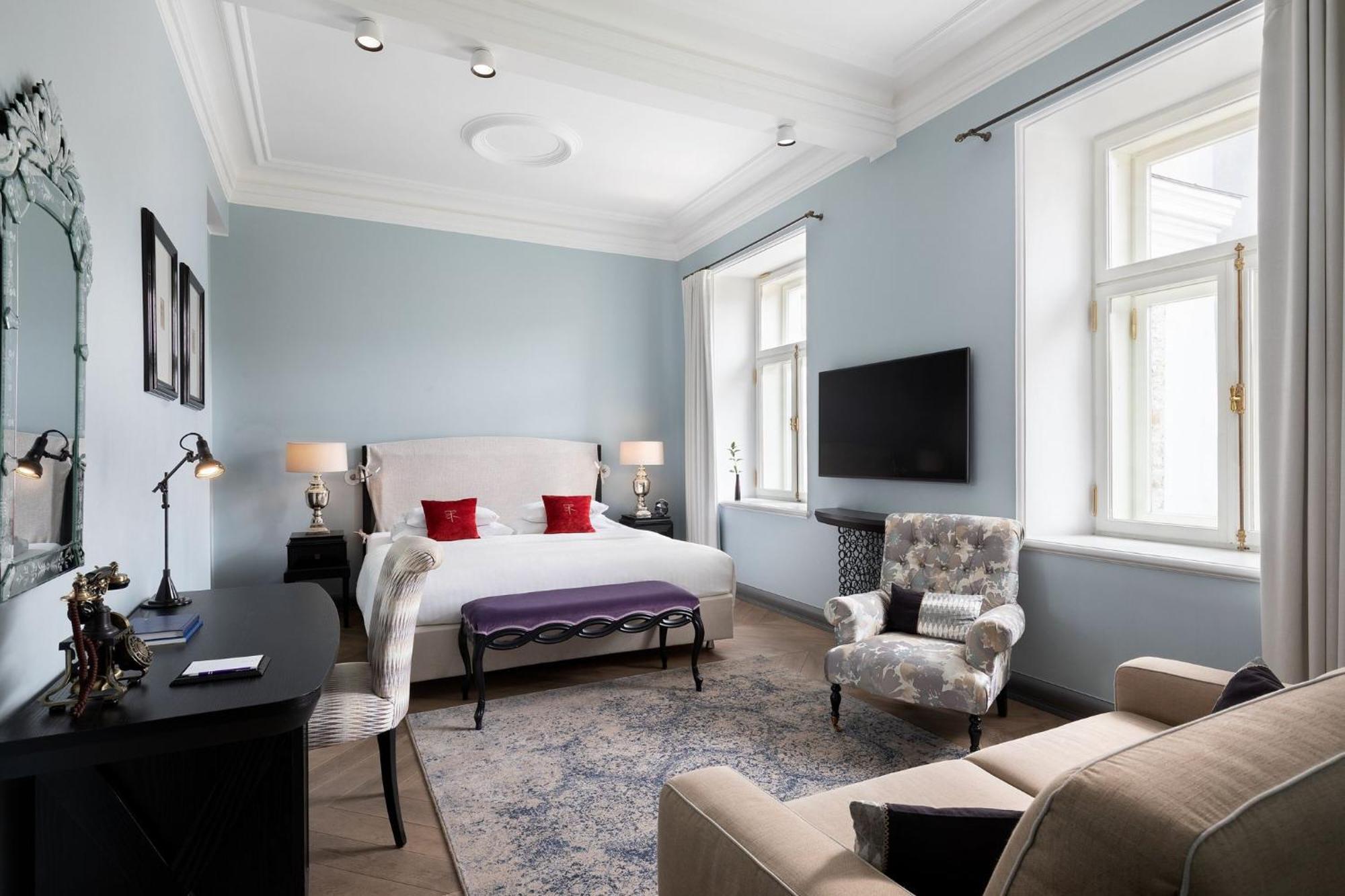 Hotel Telegraaf, Autograph Collection Tallinn Bagian luar foto A room at the hotel