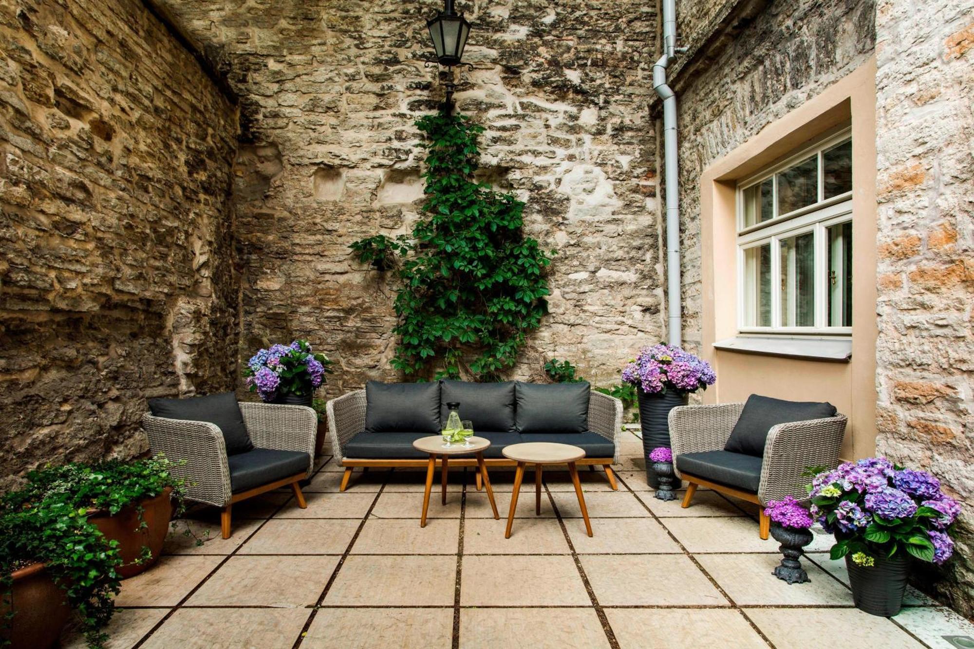 Hotel Telegraaf, Autograph Collection Tallinn Bagian luar foto The courtyard of the hotel