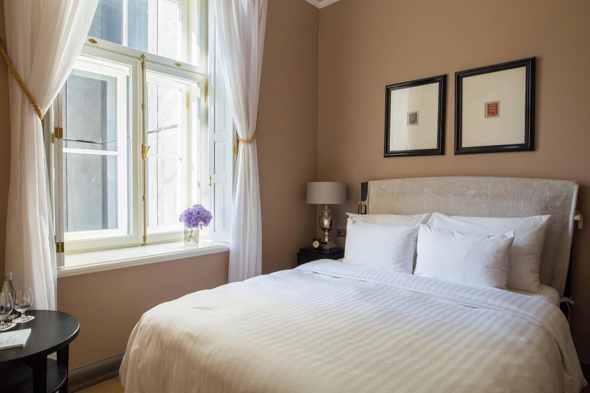 Hotel Telegraaf, Autograph Collection Tallinn Bagian luar foto A bedroom at the hotel