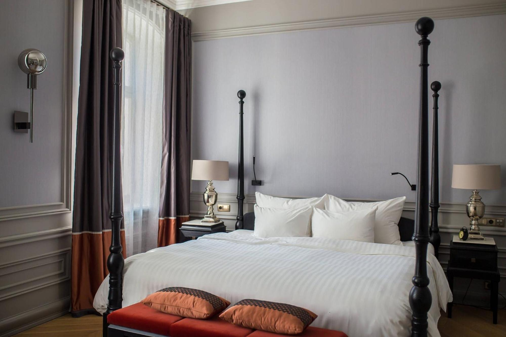 Hotel Telegraaf, Autograph Collection Tallinn Bagian luar foto A bedroom at the hotel