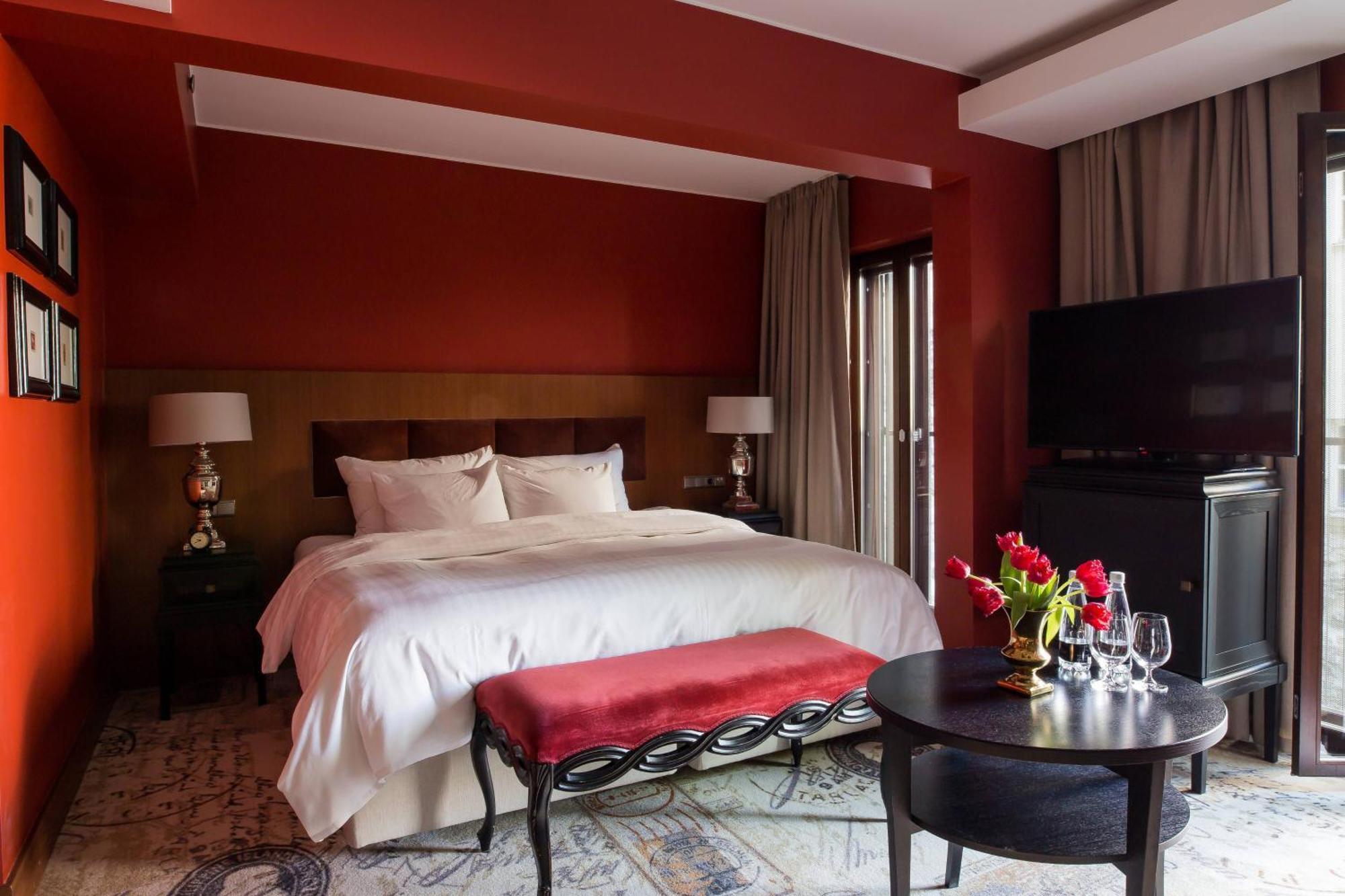 Hotel Telegraaf, Autograph Collection Tallinn Bagian luar foto A room at the hotel