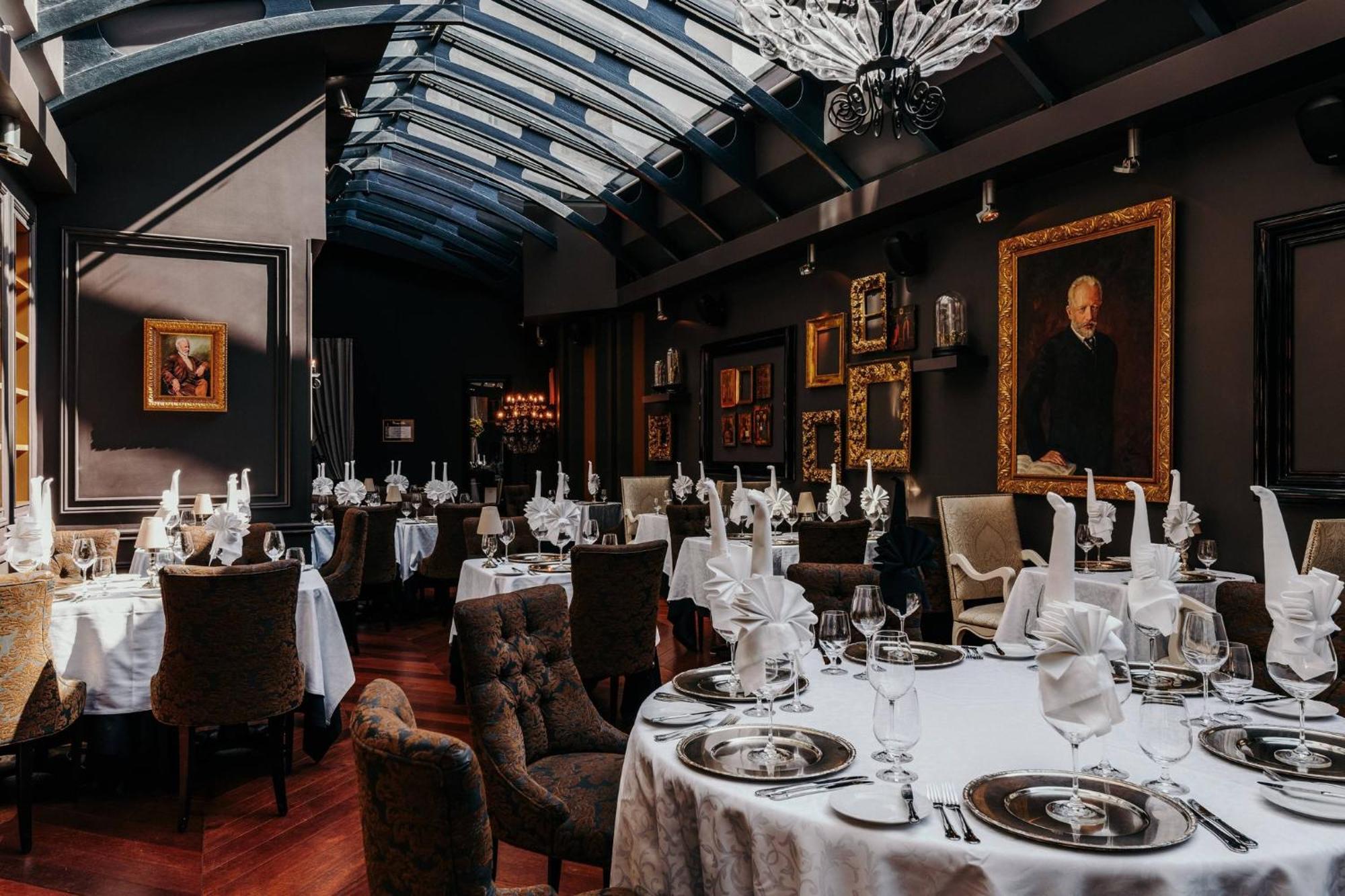 Hotel Telegraaf, Autograph Collection Tallinn Bagian luar foto Restaurant "La Table d'Or"