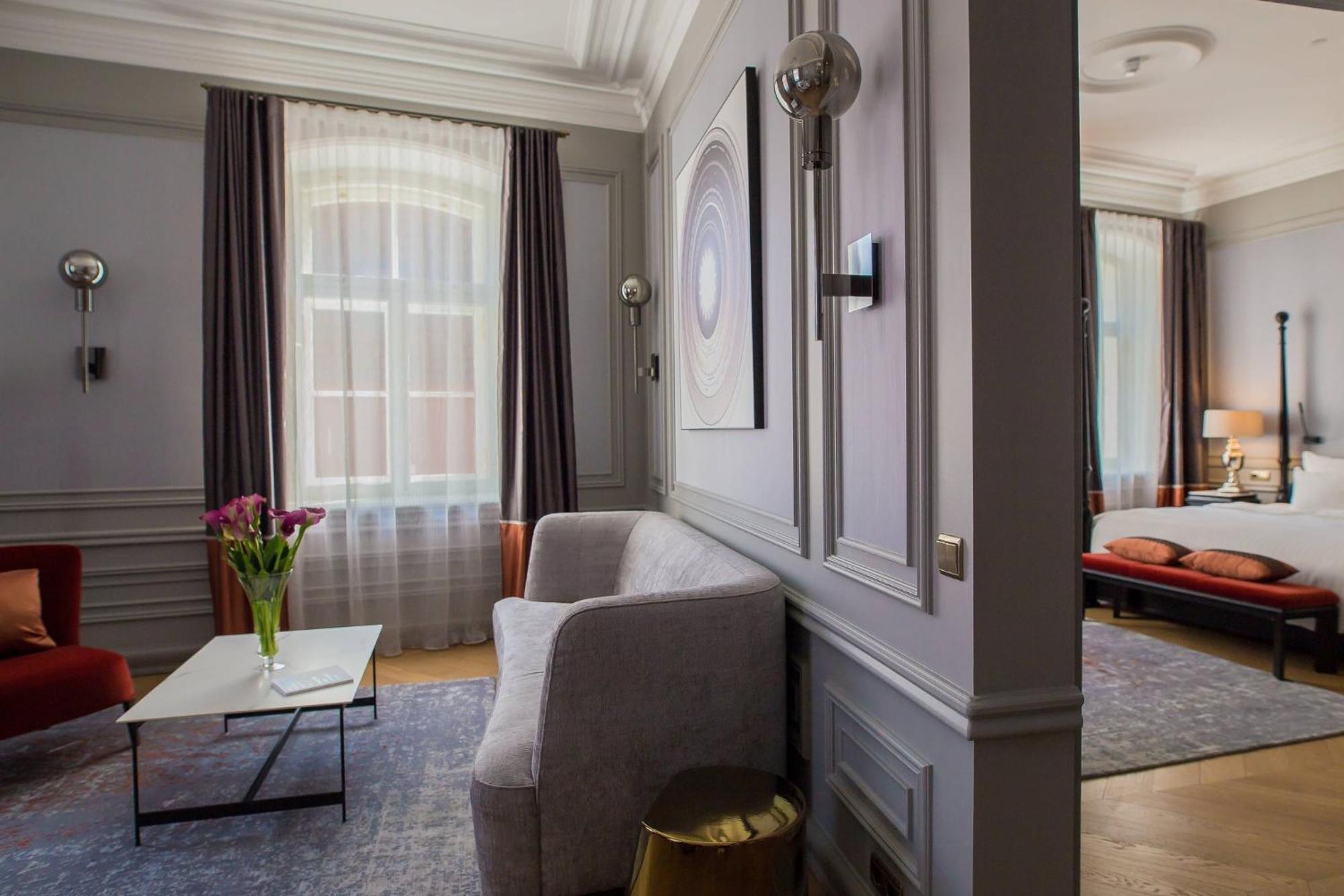 Hotel Telegraaf, Autograph Collection Tallinn Bagian luar foto A suite at the Hotel de Crillon