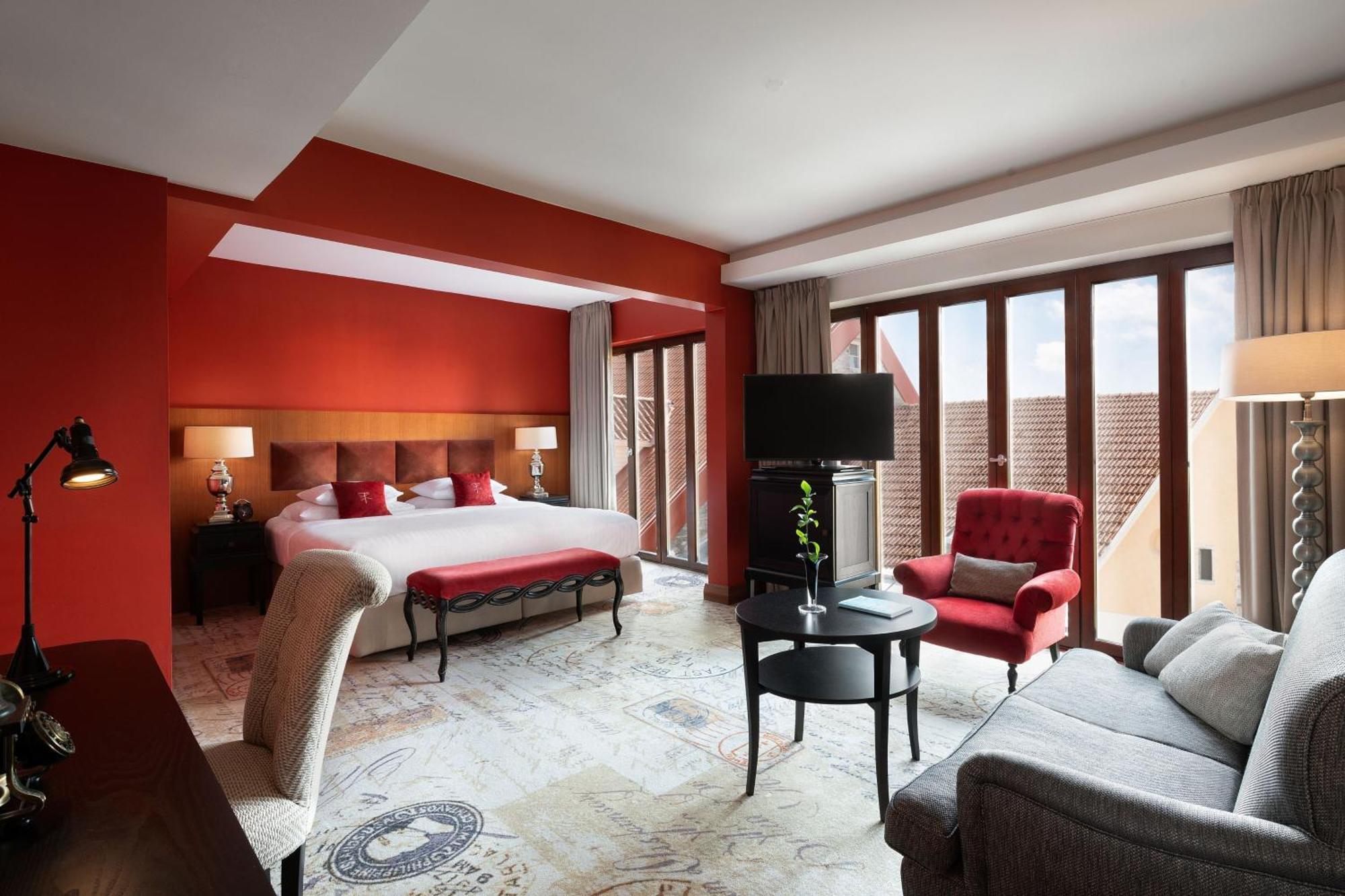 Hotel Telegraaf, Autograph Collection Tallinn Bagian luar foto A suite at the hotel