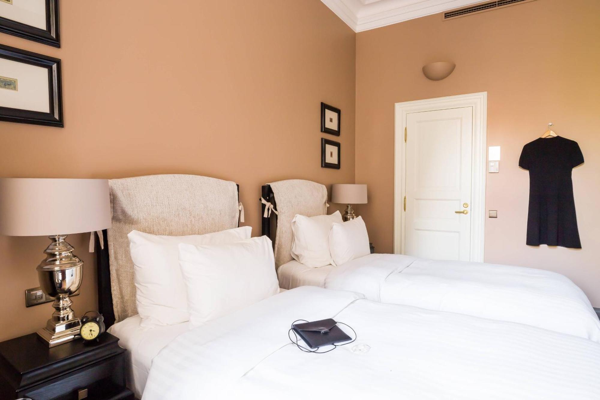 Hotel Telegraaf, Autograph Collection Tallinn Bagian luar foto A bedroom at the hotel