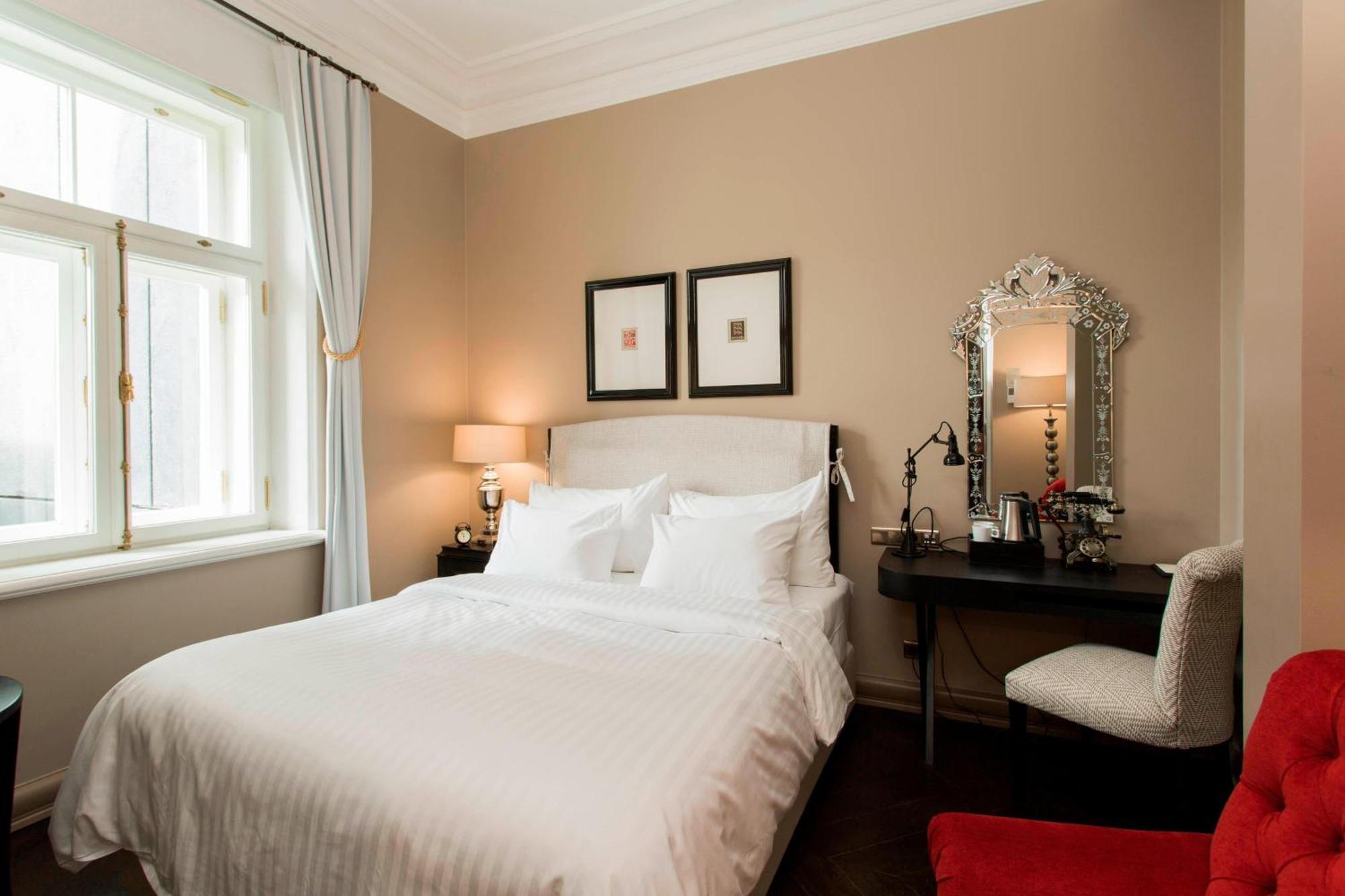Hotel Telegraaf, Autograph Collection Tallinn Bagian luar foto A bedroom at the Hotel