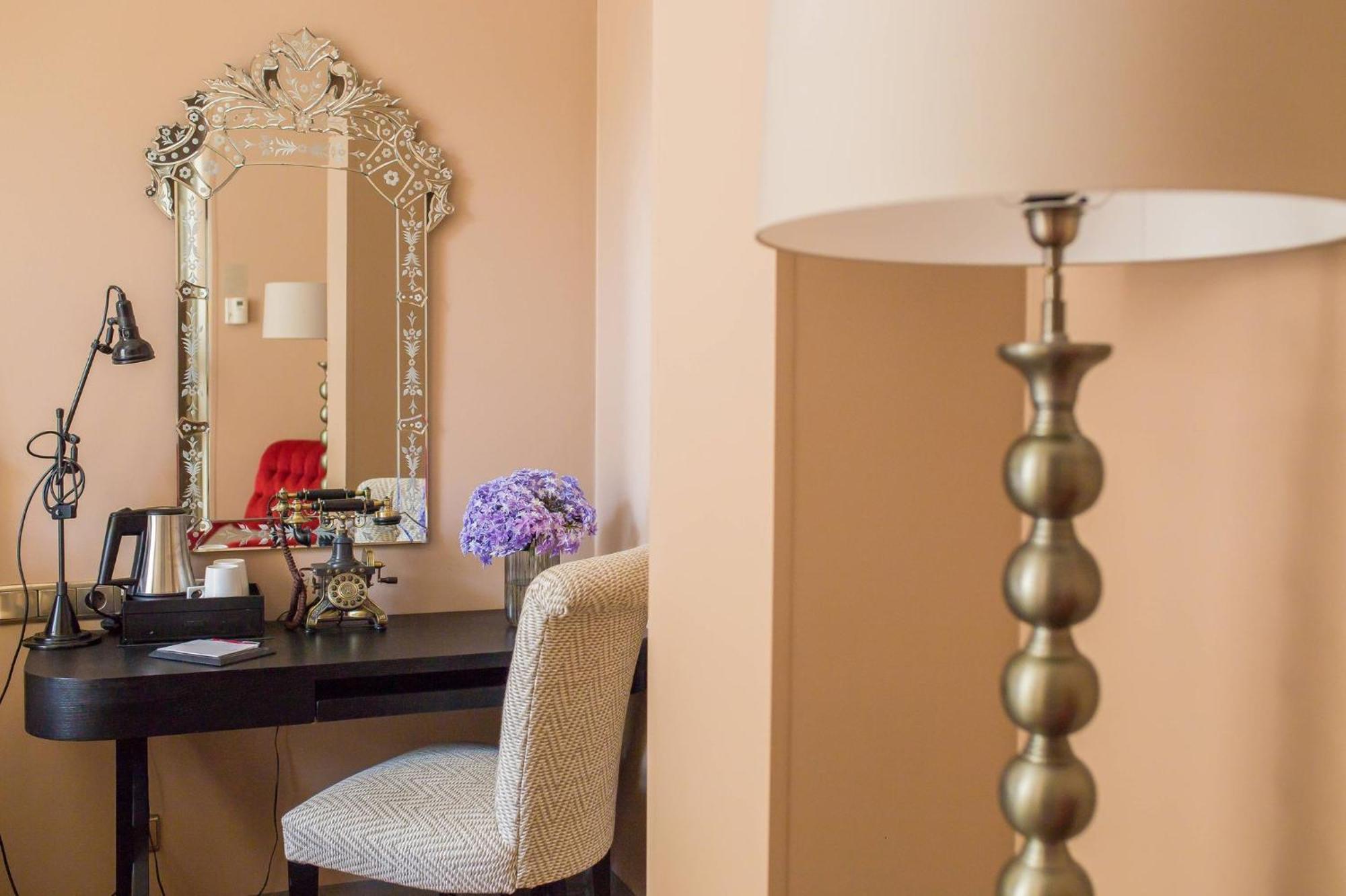 Hotel Telegraaf, Autograph Collection Tallinn Bagian luar foto A floor lamp