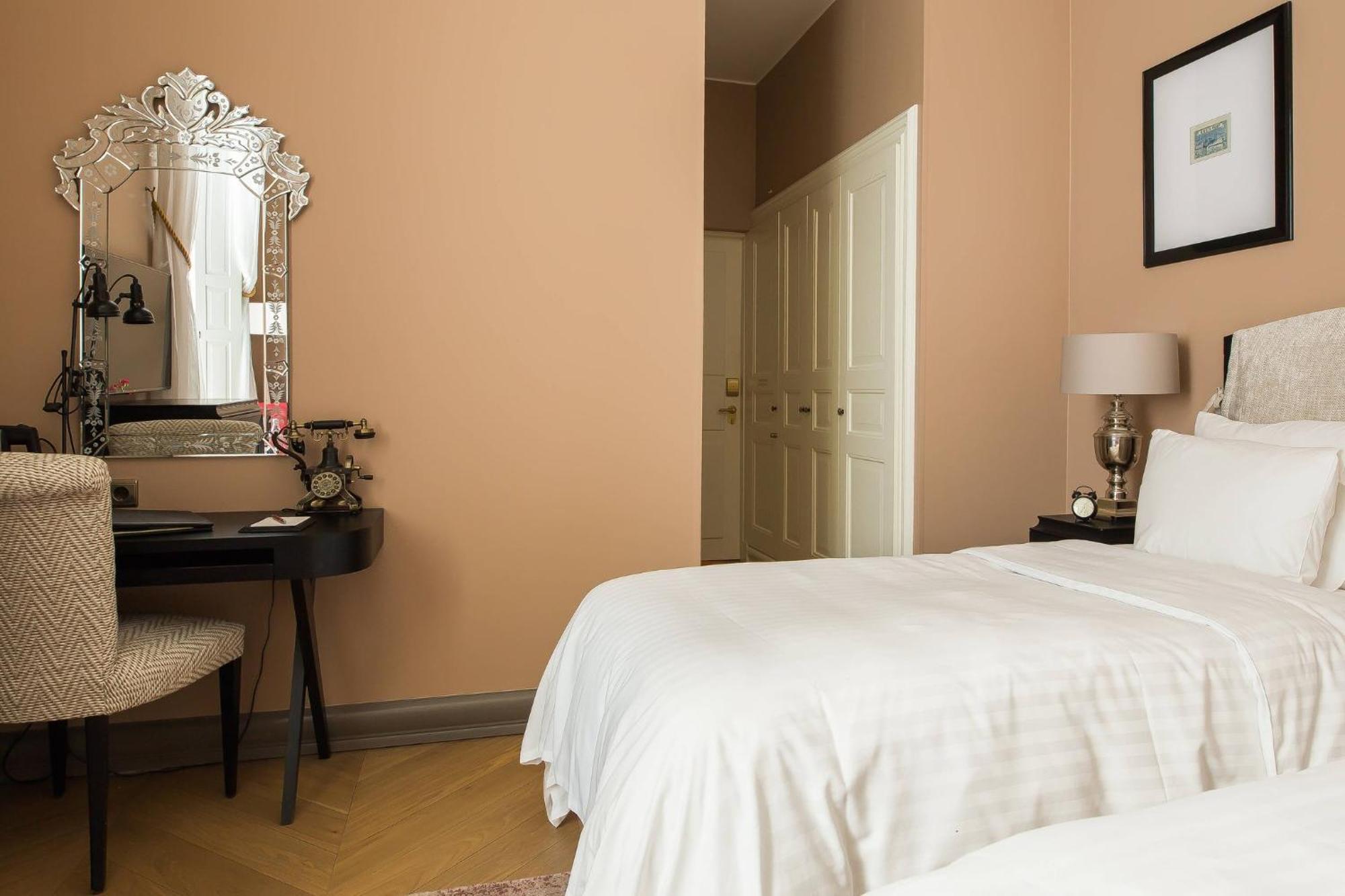 Hotel Telegraaf, Autograph Collection Tallinn Bagian luar foto A bedroom at the hotel