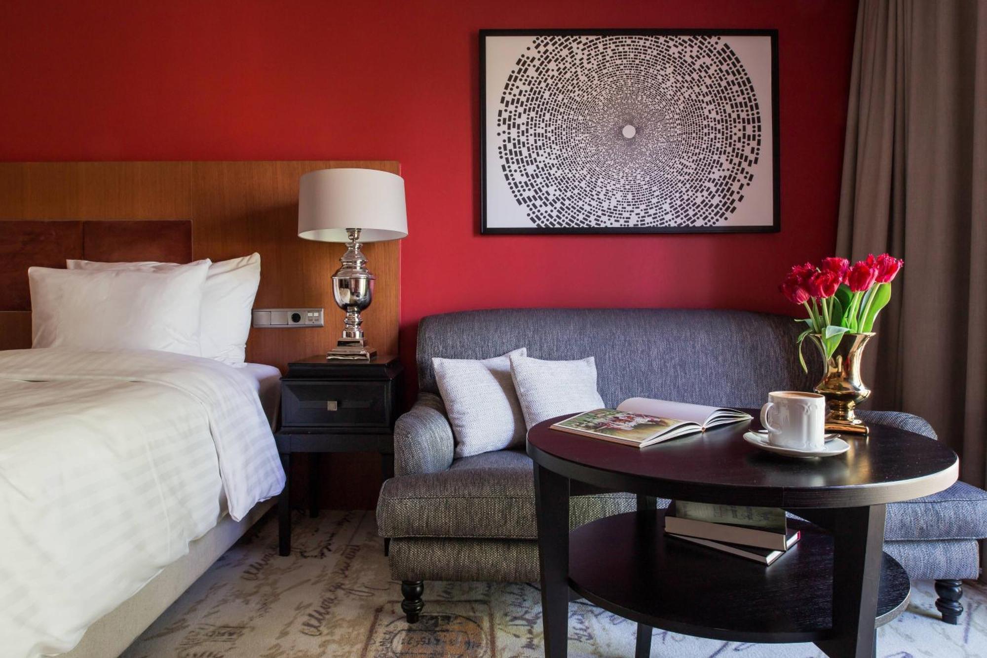 Hotel Telegraaf, Autograph Collection Tallinn Bagian luar foto A room at the hotel