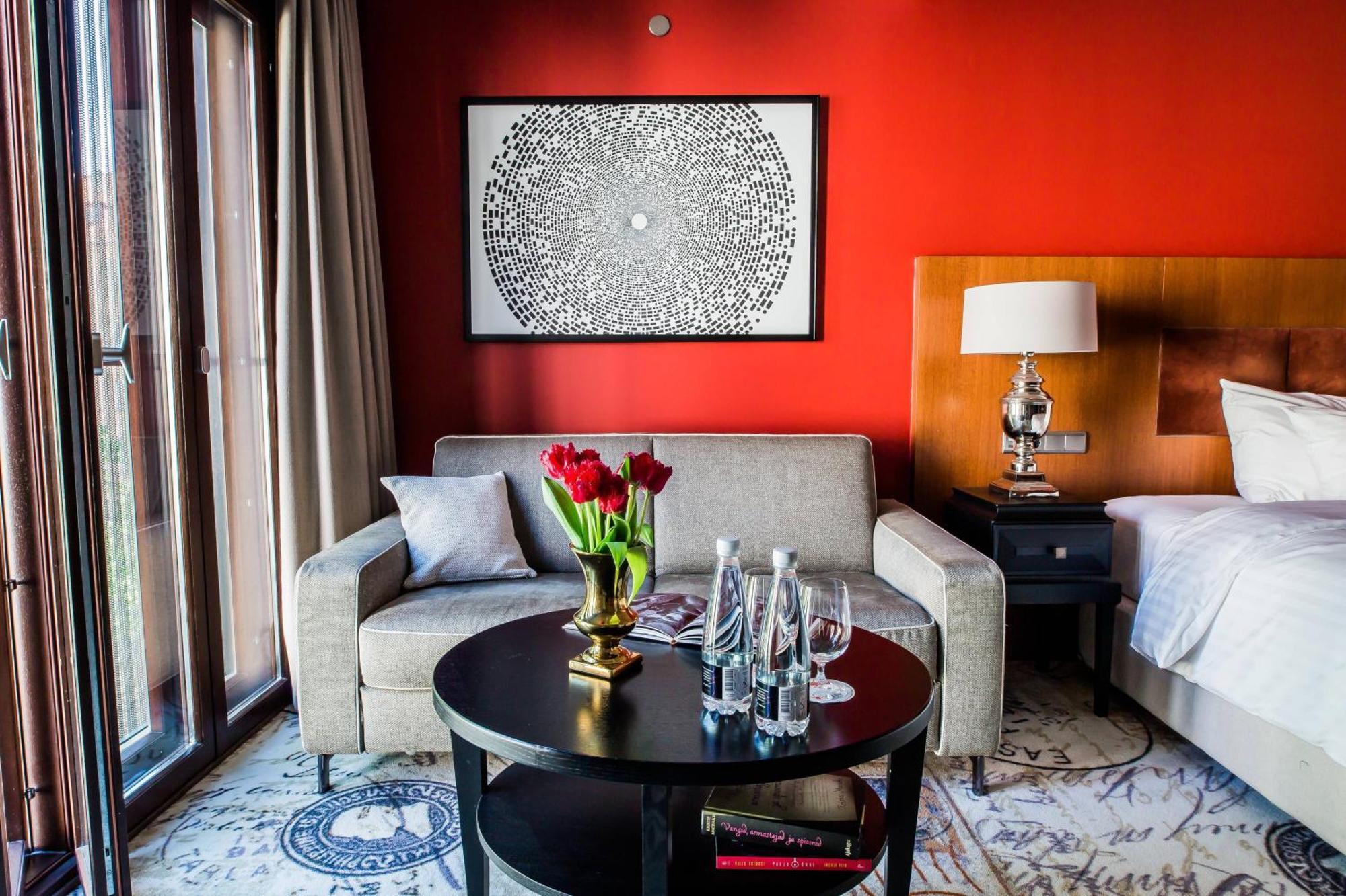 Hotel Telegraaf, Autograph Collection Tallinn Bagian luar foto A room at the hotel