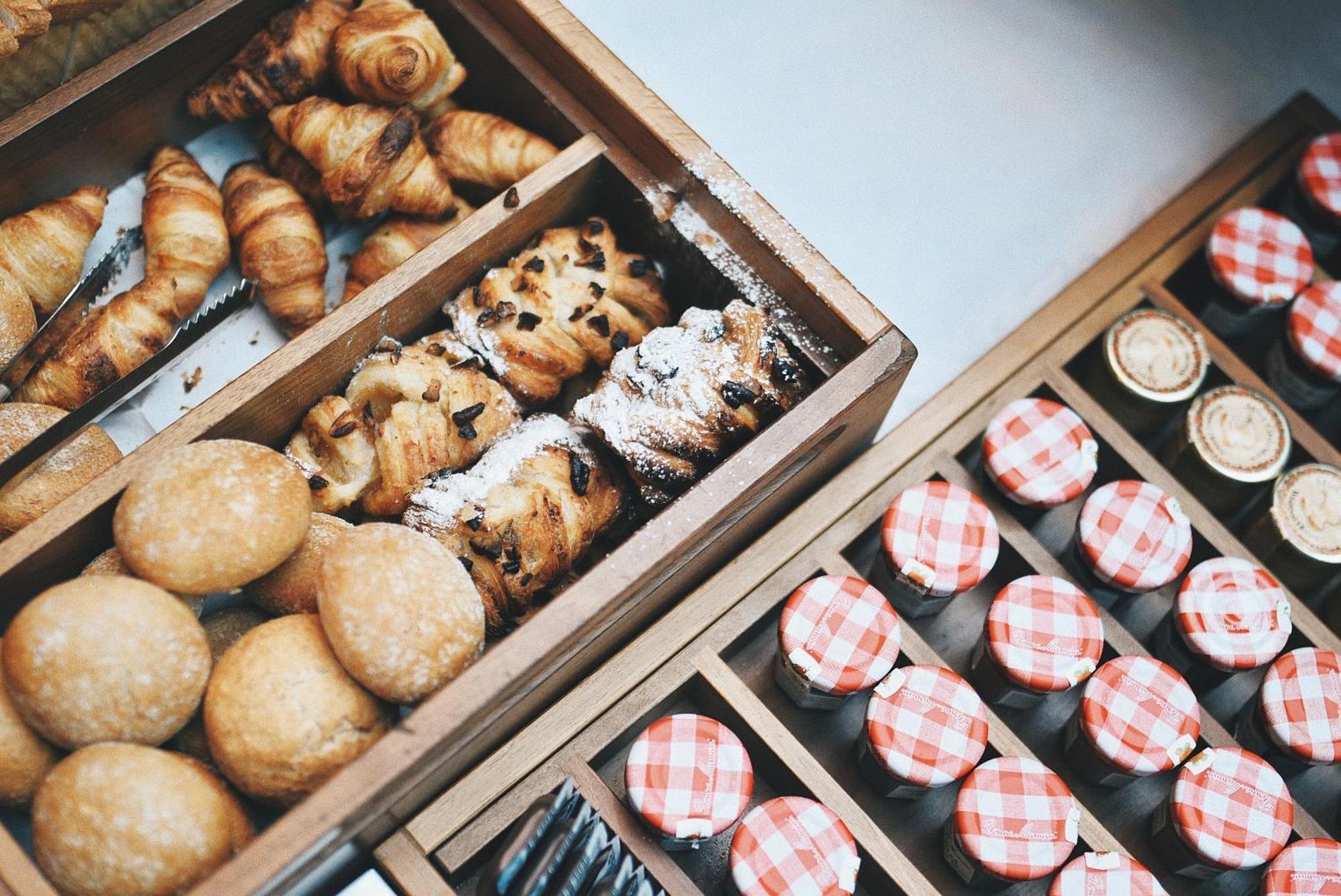 Hotel Telegraaf, Autograph Collection Tallinn Bagian luar foto A selection of Danish pastries