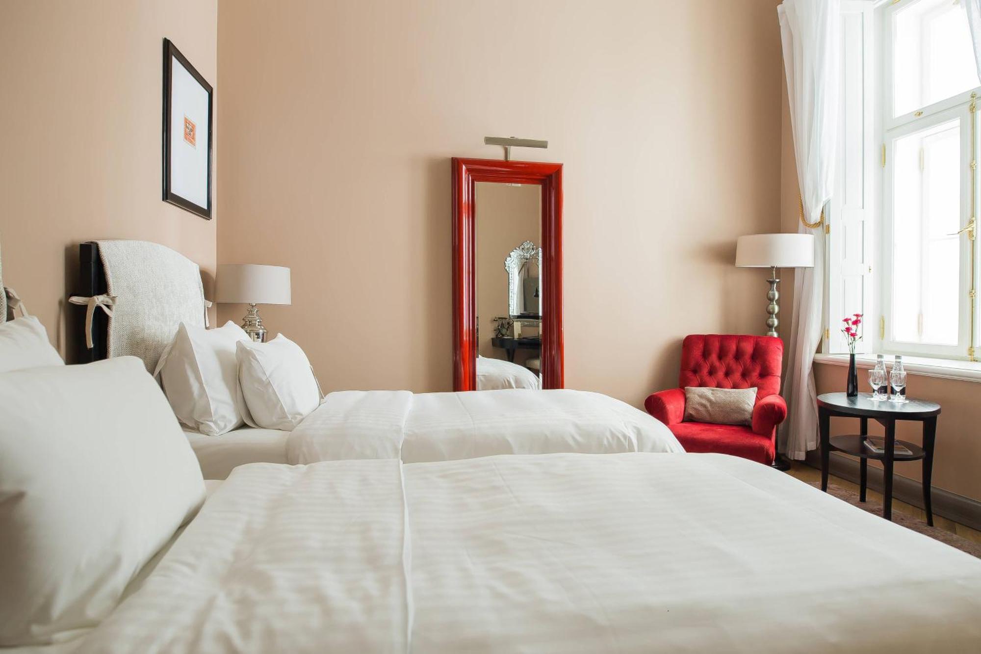 Hotel Telegraaf, Autograph Collection Tallinn Bagian luar foto A room at the hotel